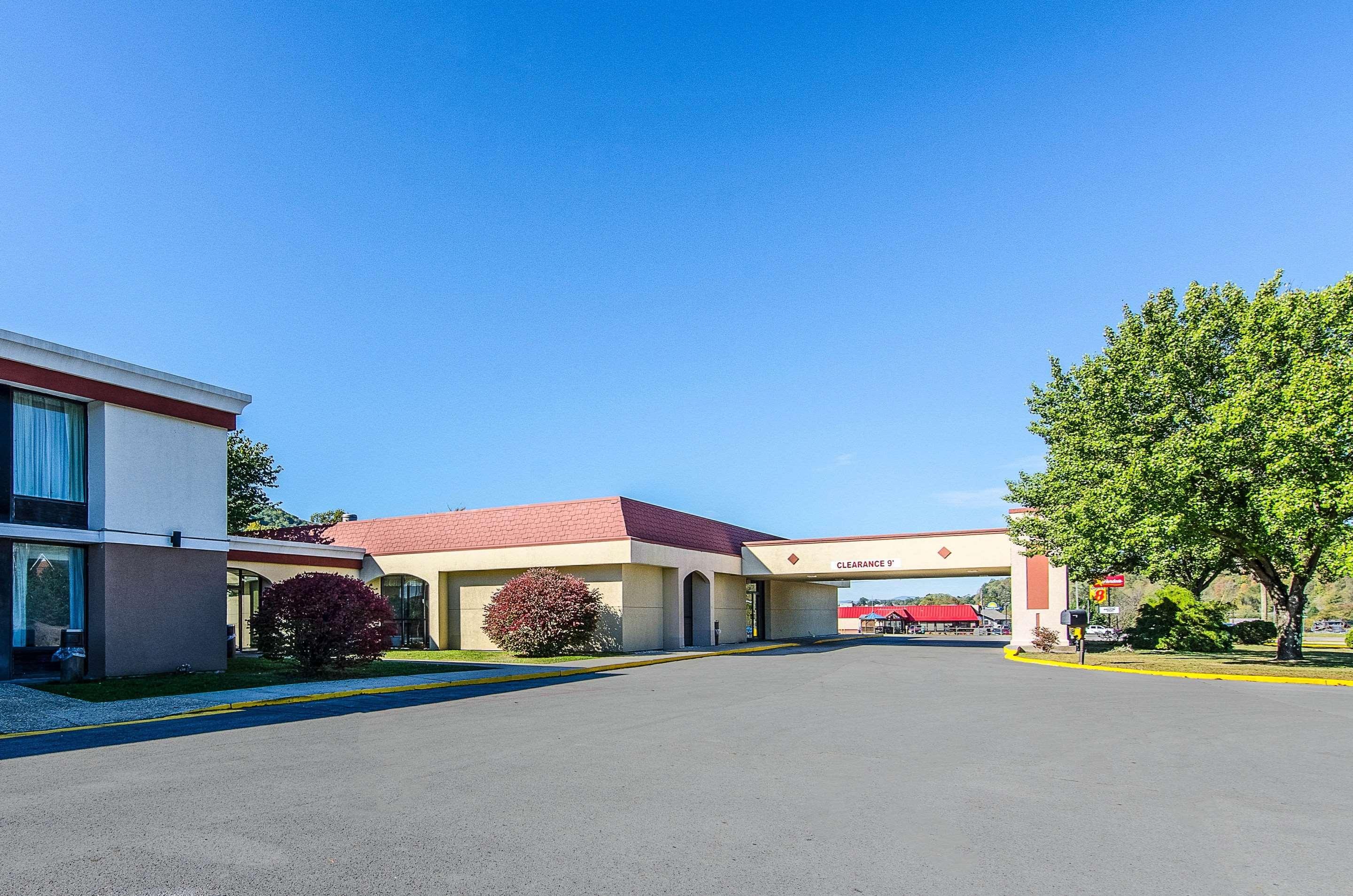 Econo Lodge Inn & Suites Norton Exterior photo