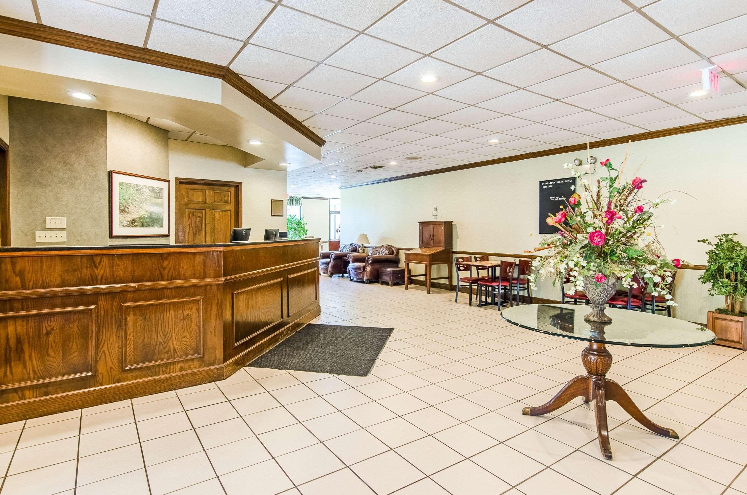 Econo Lodge Inn & Suites Norton Exterior photo